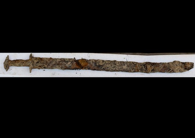 В Швеции девочка нашла в озере 1500-летний меч