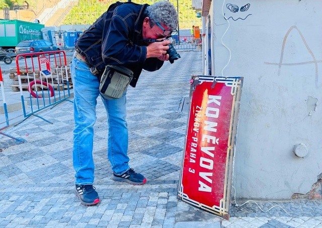 На бывшей улице Конева в Праге началась замена навигационных табличек. Старые послужат добру