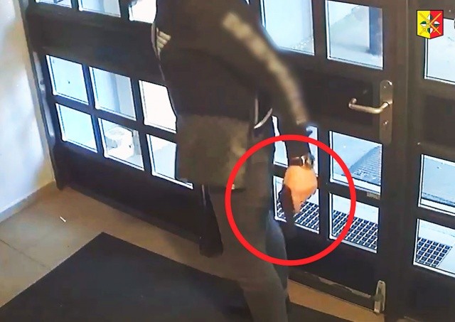 В Праге иностранец угрожал жильцам дома боевым пистолетом: видео