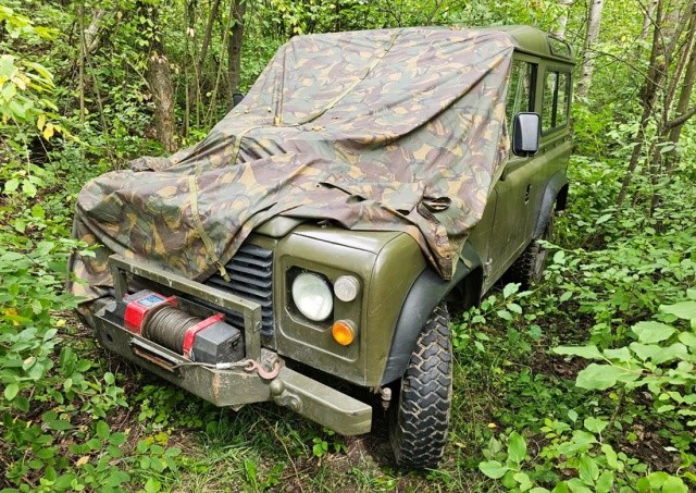 В Праге вор угнал и спрятал в лесу Land Rover. Кражу он объяснил максимально нелепо