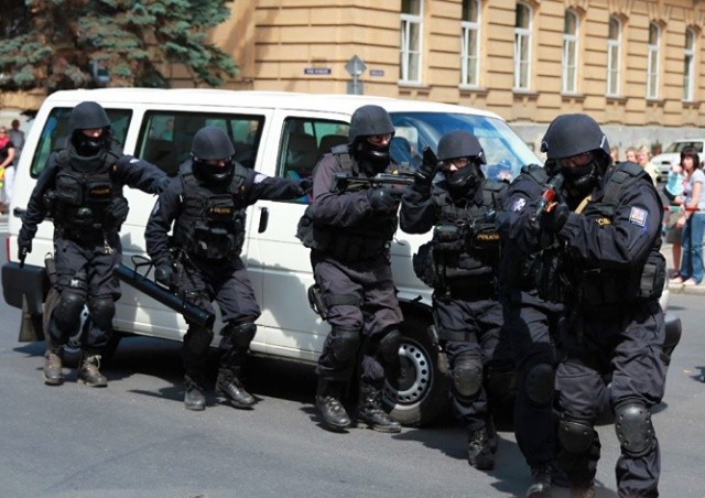 В Праге пьяный иностранец разбрасывал гильзы в ТЦ
