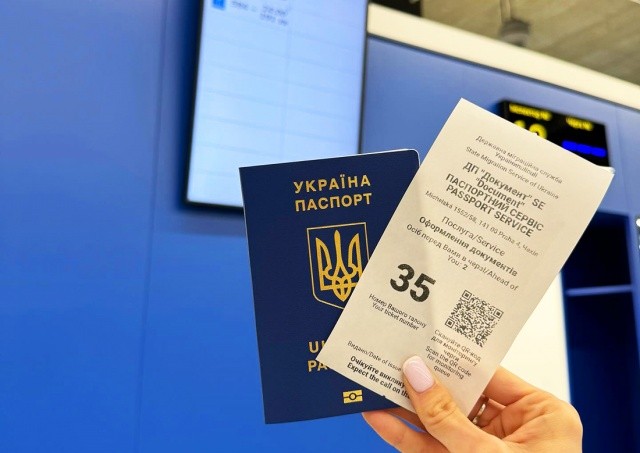 «Паспортний сервіс» в Праге возобновил выдачу готовых паспортов мужчинам, но есть нюанс