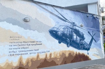 На заборе посольства Чехии в Киеве появился рисунок купленного чехами вертолета