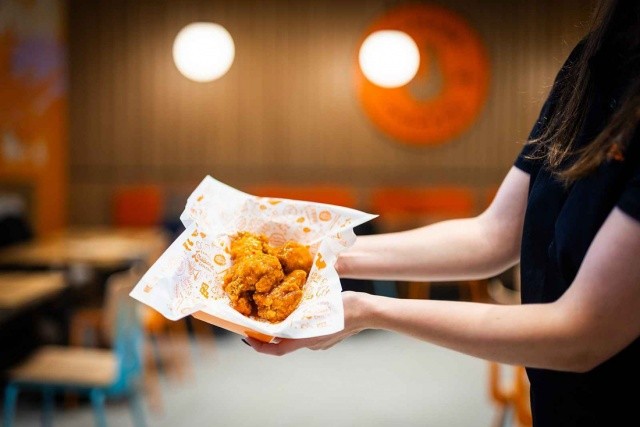 В Праге открылся новый фастфуд Popeyes: что предлагает и почём 