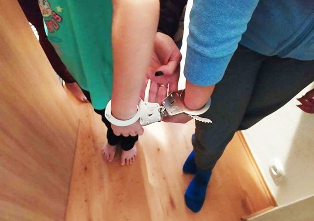 Школьницы в Чехии неудачно поиграли с наручниками