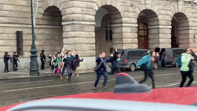 Неизвестный открыл стрельбу в Карловом университете в центре Праги