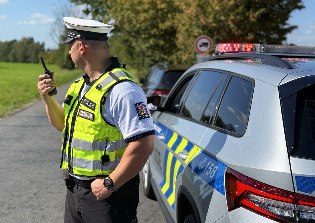 В Чехии девушка выбежала на дорогу прямо под колеса авто: видео