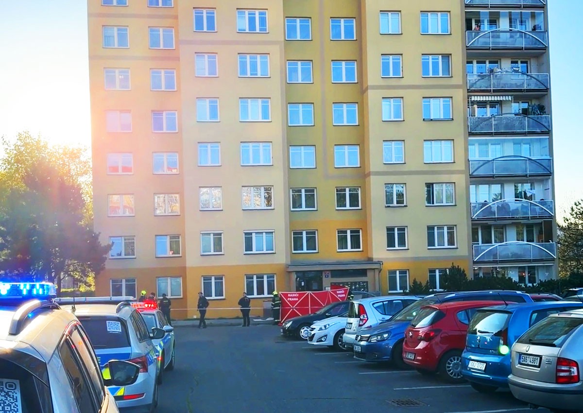 В Праге женщина погибла в результате падения из окна панельного дома