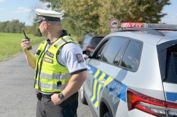 В Чехии девушка выбежала на дорогу прямо под колеса авто: видео