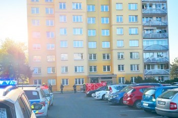 В Праге женщина погибла в результате падения из окна панельного дома