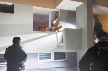 Житель Чехии угрожал полицейским выпрыгнуть из окна первого этажа