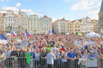 Тысячи человек собрались в центре Праги поддержать демократию