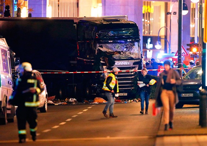 Грузовик въехал в толпу на рождественской ярмарке в Берлине