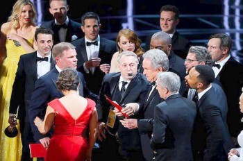 Церемония вручения  премии «Оскар» завершилась конфузом: видео