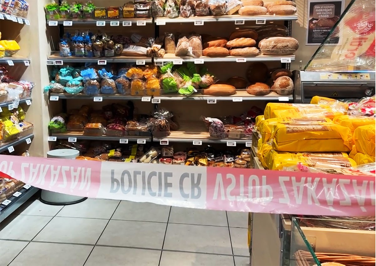 В Праге посетитель супермаркета нашел на полке с хлебом 1 млн крон