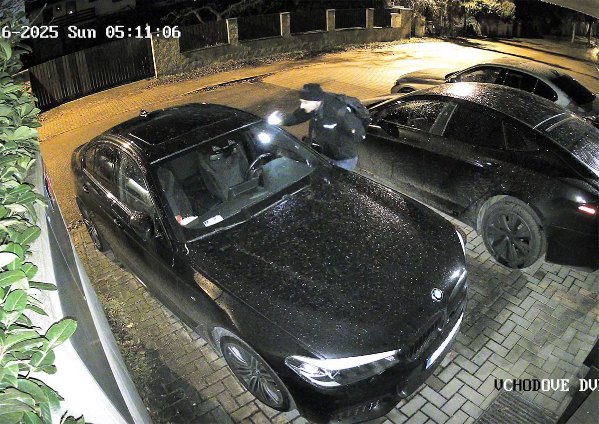 В Праге разыскивают автомобильного вора: видео