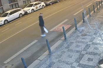 В Праге неизвестный домогался женщин на улице