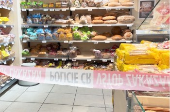 В Праге посетитель супермаркета нашел на полке с хлебом 1 млн крон