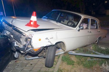 В Чехии пьяный водитель «Волги» протаранил припаркованные авто