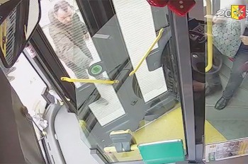 Бить окна в пражских автобусах становится модным. Полиция ищет еще одного нервного пассажира