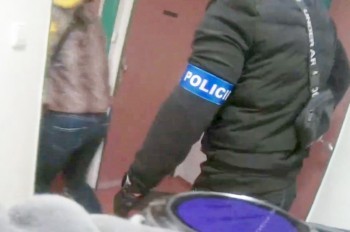В Праге преступник спрятался от полиции в неожиданном месте: видео