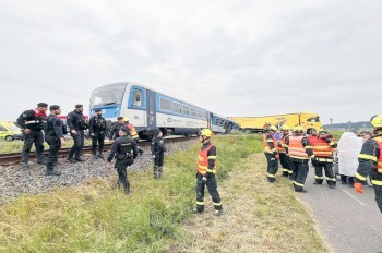 В Чехии пассажирский поезд столкнулся с грузовиком