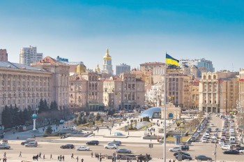 Еврокомиссар: Украина сама просит ЕС исключить из временной защиты мужчин 23-60 лет