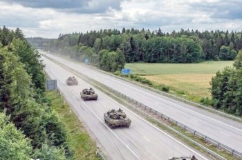Внимание водителям: в Чехии по автомагистрали своим ходом проедет колонна танков