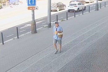 В Праге неизвестный заманивал детей в машину