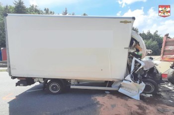 В Чехии водители чудом выжили в страшном ДТП: видео