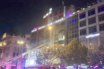 Под известным клубом в центре Праги произошел пожар