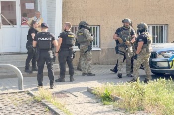 Возле училища под Прагой заметили вооруженного мужчину. На место прибыл спецназ