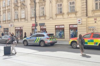 Торговый центр в Праге эвакуировали из-за бесхозного чемодана. Внутри оказался неожиданный предмет