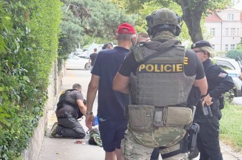 Опасного вооруженного мужчину задержали в Праге