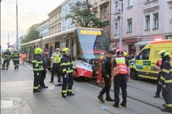 В Праге трамвай сбил двух пешеходов