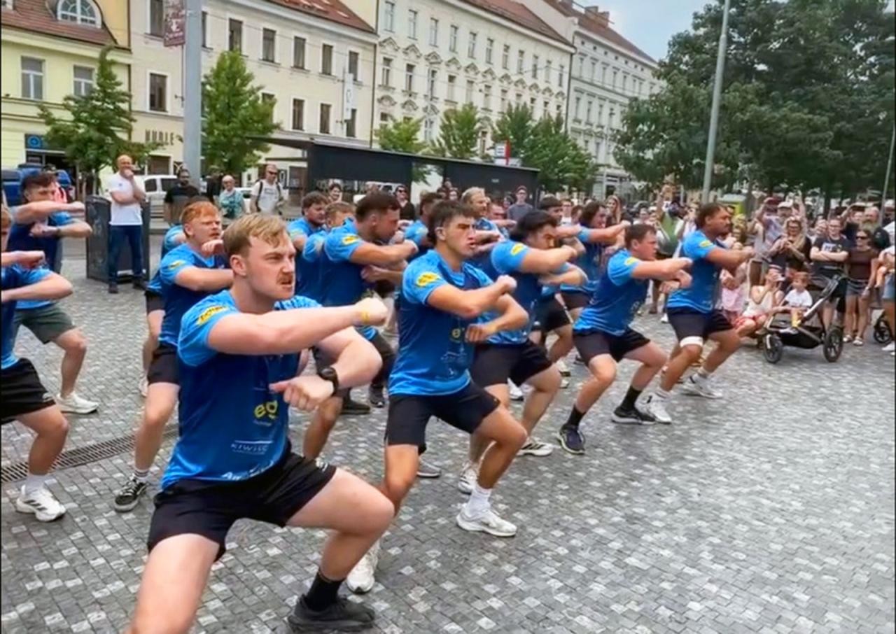 Новозеландские регбисты станцевали хаку в центре Праги: видео