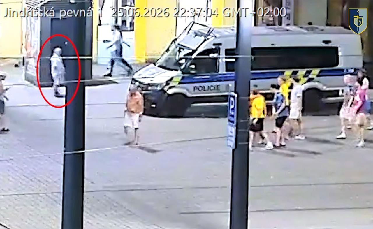 В Праге мужчина на пустом месте нарвался на проблемы с полицией: видео