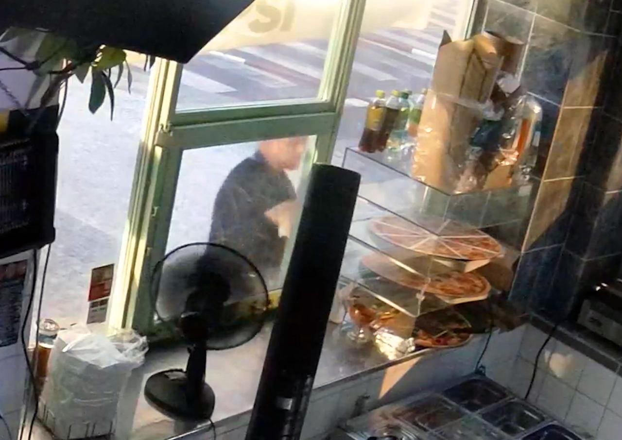 В Праге мужчина пошел на преступление ради пиццы, но она оказалась макетом: видео