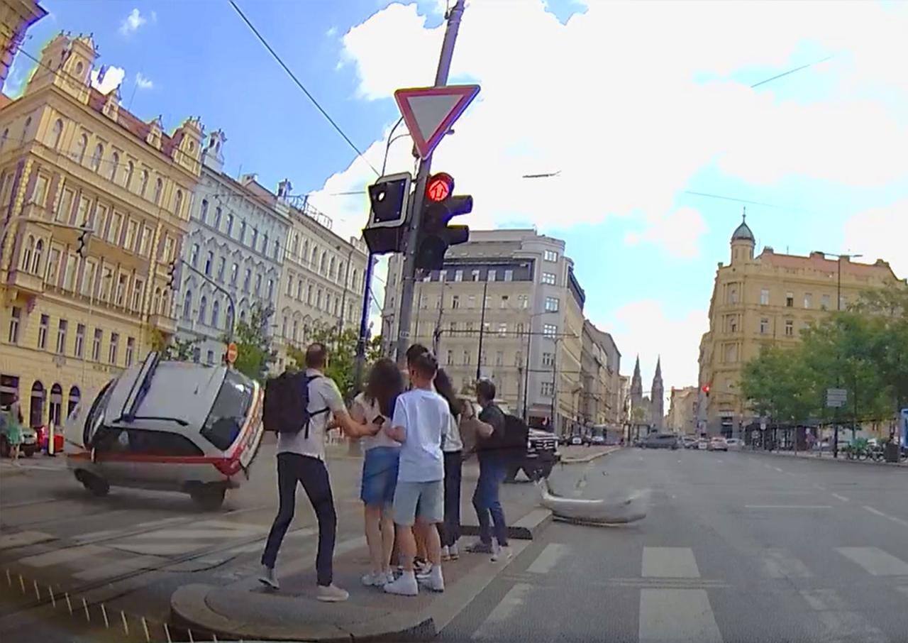 Появилось видео ДТП с участием Филипа Турека в центре Праги