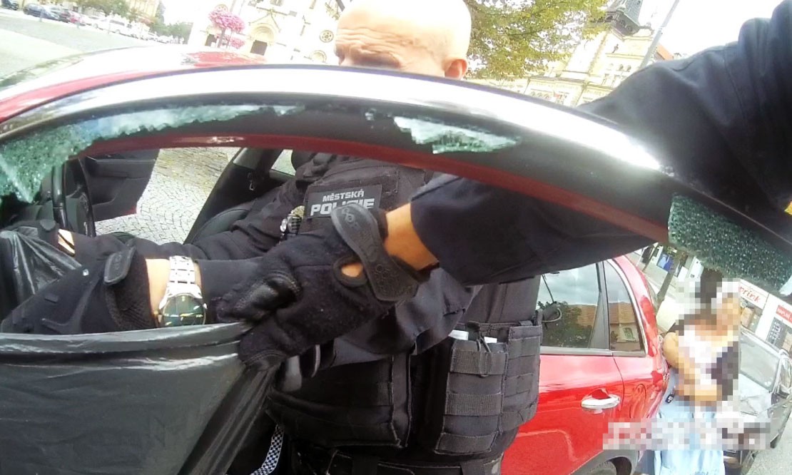 В Чехии ребенок случайно оказался заперт в машине. Помогли полицейские