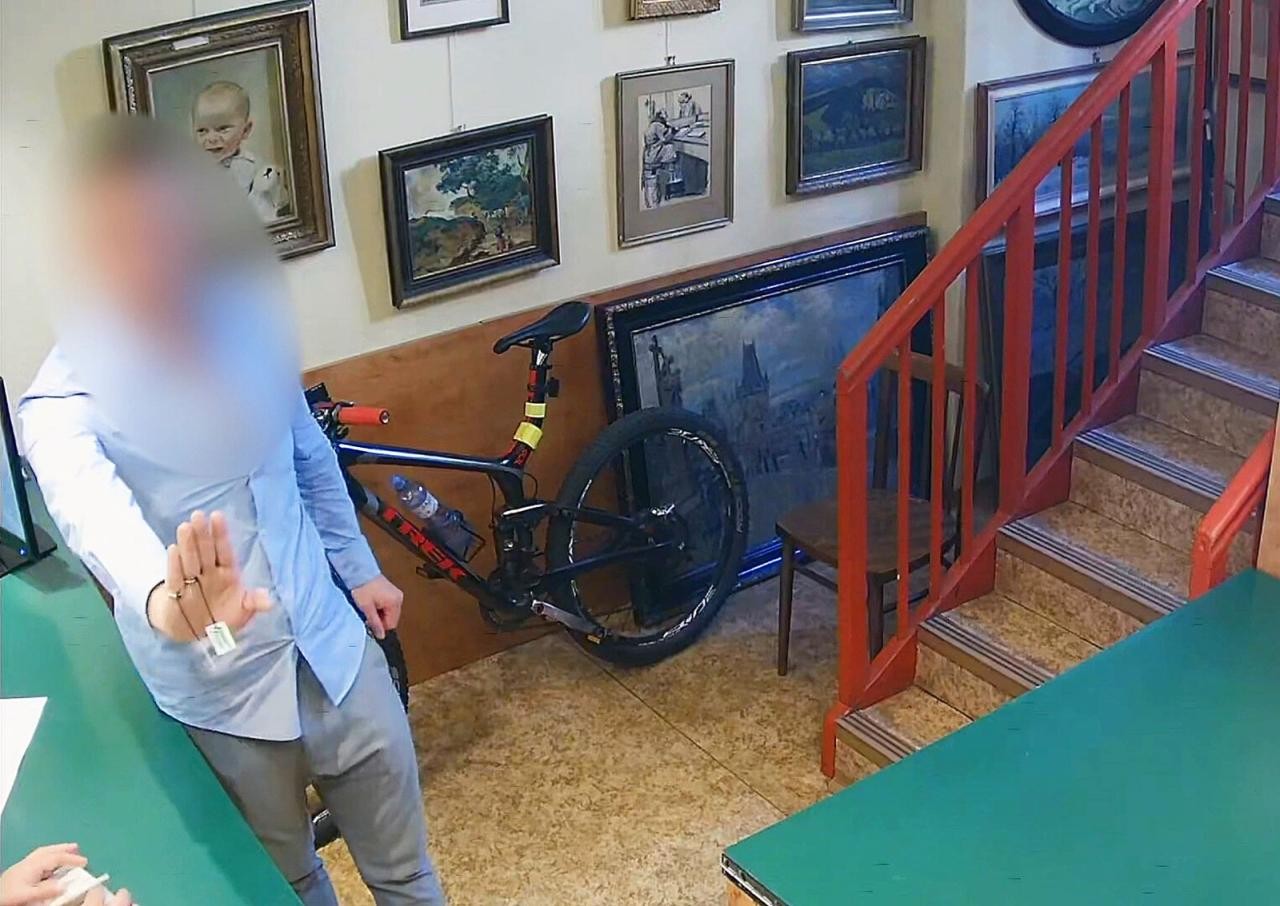В Праге мужчина украл из антикварного магазина кольцо за 1,5 млн крон: видео