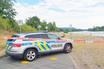 В Праге любители магнитной рыбалки вытащили из ручья боевую гранату