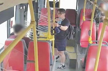 Еще один нервный пассажир разбил дверь в пражском автобусе: видео