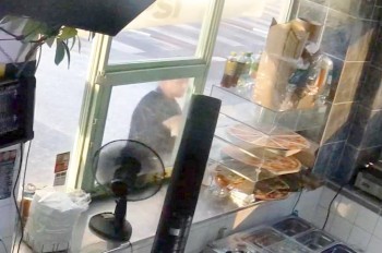 В Праге мужчина пошел на преступление ради пиццы, но она оказалась макетом: видео
