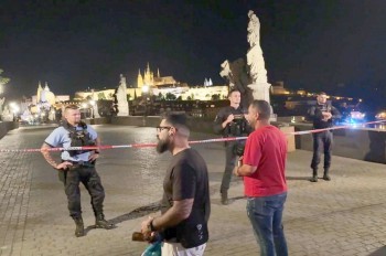 Мужчина спрыгнул с Карлова моста в центре Праги