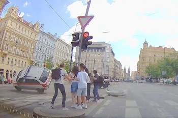 Появилось видео ДТП с участием Филипа Турека в центре Праги
