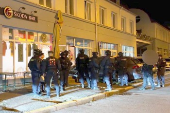 В Праге пьяный бармен наставил пистолет на пьяных украинцев