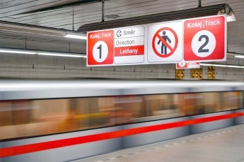 Поезд столкнулся с детской коляской в метро Праги