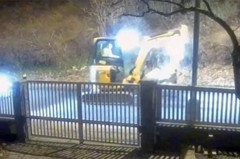 В Праге воры украли со стройки два экскаватора: видео