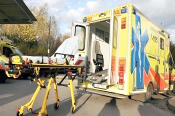 В Праге пенсионерка скончалась после падения с носилок скорой помощи